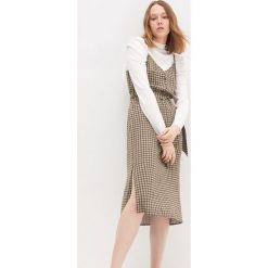 Sukienka w kratkę - Khaki. Brązowe sukienki damskie House, s, w kratkę, bez kołnierzyka, bez rękawów. W wyprzedaży za 79,99 zł.