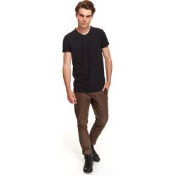 T-shirt strukturalny. Szare t-shirty męskie Top Secret, na jesień, s, z aplikacjami, z bawełny, bez kołnierzyka, krótkie. W wyprzedaży za 39,99 zł.