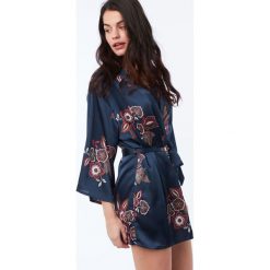 Etam - Szlafrok Celeste. Czarne szlafroki kimona damskie Etam, l, z materiału. W wyprzedaży za 129,90 zł.