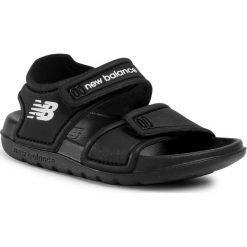 Sandały NEW BALANCE - IOSPSDBK Czarny. Czarne sandały chłopięce New Balance, z tworzywa sztucznego, bez zapięcia. Za 89,00 zł.