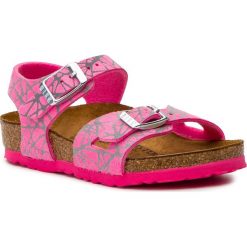 Sandały BIRKENSTOCK - Rio 1012631 Reflective Lines Pink. Różowe sandały dziewczęce Birkenstock, z tworzywa sztucznego, bez zapięcia. W wyprzedaży za 179,00 zł.