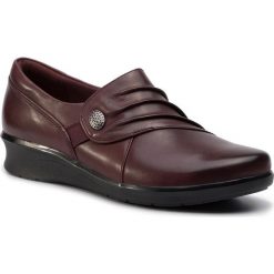 Półbuty CLARKS - Hope Roxanne 261372024 Burgundy. Czerwone półbuty damskie Clarks, na co dzień, bez wzorów, ze skóry, bez obcasa, na płaskiej podeszwie, bez zapięcia. W wyprzedaży za 189,00 zł.