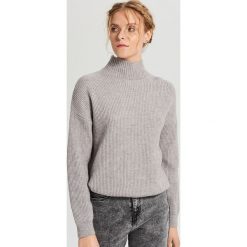 Prążkowany sweter z półgolfem - Jasny szary. Szare swetry damskie Cropp, s, bez wzorów, prążkowane, bez rękawów, bez kaptura. Za 79,99 zł.