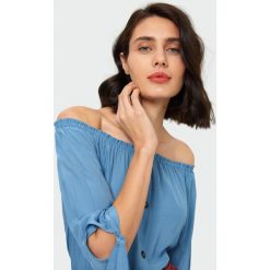 Bluzka carmen. Bluzki damskie Greenpoint, bez wzorów, z poliesteru, bez kołnierzyka, bez rękawów. Za 99,99 zł.