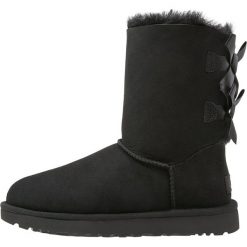 UGG BAILEY BOW Botki black. Czarne buty zimowe damskie Ugg, z materiału. Za 989,00 zł.