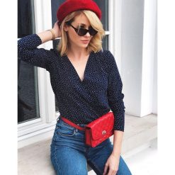 Bluzka kopertowa w groszki granat. Bluzki damskie e-margeritka.pl, s, w grochy, z elastanu, eleganckie, z długim rękawem, długie, bez kaptura. Za 119,99 zł.