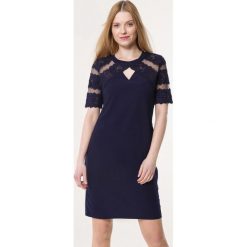 Granatowa Sukienka Exclusive. Niebieskie sukienki damskie Born2be, na spotkanie biznesowe, s, w koronkowe wzory, z koronki, eleganckie, bez kołnierzyka, bez rękawów, mini. Za 89,99 zł.