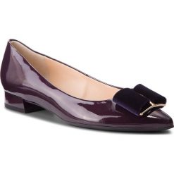 Półbuty HÖGL - 6-102085 Darkplum 8100. Fioletowe półbuty damskie lakierowane marki HÖGL, z lakierowanej skóry, na płaskiej podeszwie. W wyprzedaży za 389,00 zł.