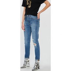 Levi's - Jeansy 501 Customized Skinny. Czerwone jeansy damskie skinny Levi's®, z elastanu. W wyprzedaży za 299,90 zł.