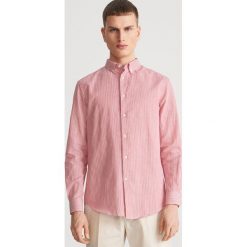 Koszula slim fit w wąskie paski - Czerwony. Czerwone koszule męskie marki Reserved, m, w paski, bez kołnierzyka, bez rękawów. Za 119,99 zł.