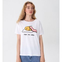 Koszulka z nadrukiem Gudetama - Biały. Białe koszulki damskie House, s, z nadrukiem, bez kołnierzyka, bez rękawów. Za 39,99 zł.
