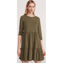 Dzianinowa sukienka - Khaki. Brązowe sukienki damskie Reserved, s, bez wzorów, z dzianiny, bez kołnierzyka, bez rękawów. Za 79,99 zł.