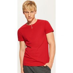 Gładki t-shirt z guzikami - Czerwony. Czerwone t-shirty męskie House, l. Za 35,99 zł.