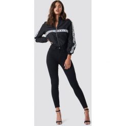 NA-KD Jeansy Skinny High Waist Open Hem - Black. Czarne jeansy damskie skinny NA-KD, z podwyższonym stanem. Za 141,95 zł.