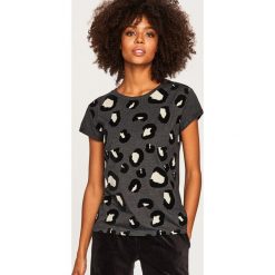 T-shirt w zwierzęcy wzór - Szary. Szare t-shirty damskie marki Reserved, l, z motywem zwierzęcym. Za 39,99 zł.