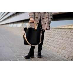 Torebka filcowa CZARNA z paskiem na skos. Czarne torebki klasyczne damskie Pakamera. Za 279,00 zł.