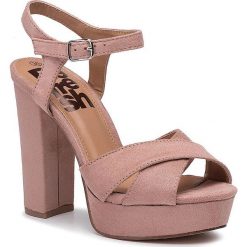 Sandały REFRESH - 69837 Pink. Różowe klapki damskie Refresh, bez wzorów, ze skóry ekologicznej, bez obcasa, na obcasie. W wyprzedaży za 139,00 zł.