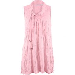 Top tunikowy z kreszowanego materiału bonprix jasnoróżowy pudrowy. Różowe bluzki damskie bonprix, bez wzorów, bez kołnierzyka. Za 27,99 zł.