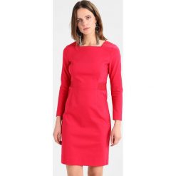 Mos Mosh BLAKE NIGHT DRESS Sukienka etui cherry. Czerwone sukienki damskie marki Mos Mosh, z bawełny. W wyprzedaży za 503,30 zł.