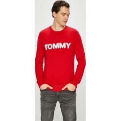 Tommy Jeans - Sweter. Niebieskie swetry męskie Tommy Jeans, m, z aplikacjami, z bawełny, z okrągłym kołnierzem, bez kaptura. W wyprzedaży za 239,90 zł.