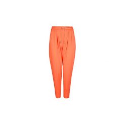Spodnie z lejącego materiału Guess 62G4146335Z. Czerwone spodnie damskie Guess. Za 249,00 zł.