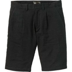 Bermudy z kory z zakładkami poniżej paska w talii bonprix czarny. Czarne spodenki i szorty męskie bonprix, na lato, m, w paski. Za 79,99 zł.