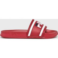 Fila - Klapki Morro Bay Slipper wmn. Czerwone klapki damskie Fila, bez wzorów, z gumy, bez obcasa. Za 89,90 zł.