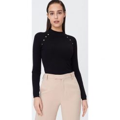 Sweter z ozdobnymi nitami - Czarny. Czarne swetry damskie Sinsay, s, bez wzorów, bez rękawów, bez kaptura. W wyprzedaży za 39,99 zł.