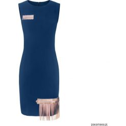 Klasyczna sukienka z akcentem boho. Niebieskie sukienki damskie Pakamera, bez wzorów, z dzianiny, eleganckie, z klasycznym kołnierzykiem, bez rękawów, midi. Za 369,00 zł.