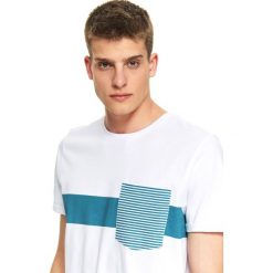 T-shirt z kieszonką. Białe t-shirty męskie Top Secret, na zimę, xl, w paski, z bawełny, bez kołnierzyka. W wyprzedaży za 24,99 zł.