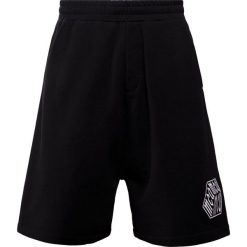 McQ Alexander McQueen SART LOW CROTCH Szorty darkest black. Czarne spodenki i szorty męskie marki McQ Alexander McQueen, s, bez wzorów, z bawełny. Za 819,00 zł.
