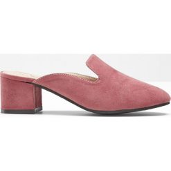 Klapki bonprix ciemnoróżowy. Fioletowe klapki damskie bonprix, bez wzorów, bez obcasa. Za 27,99 zł.