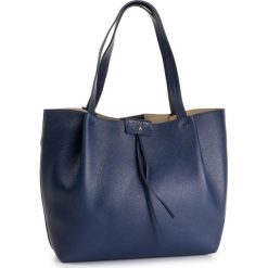 Torebka PATRIZIA PEPE - 2V8895/A4U8-C475 Dress Blue. Niebieskie torebki klasyczne damskie Patrizia Pepe, bez wzorów, ze skóry, klasyczne, na ramię, bez dodatków. Za 819,00 zł.
