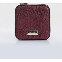 Etui na biżuterię z ozdobnym panelem. Szare etui męskie marki Monnari, ze skóry. Za 49,50 zł.