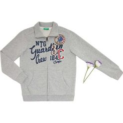 Bluza w kolorze szarym. Szare bluzy niemowlęce Benetton Kids, z aplikacjami, bez rękawów, bez kaptura. W wyprzedaży za 62,95 zł.