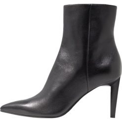 KENDALL + KYLIE ZOE Botki black. Czarne botki damskie skórzane marki KENDALL + KYLIE, klasyczne. Za 819,00 zł.