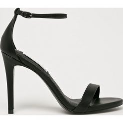 Steve Madden - Sandały. Czarne sandały damskie Steve Madden, bez wzorów, z materiału, bez obcasa, na obcasie, na klamry. Za 339,90 zł.