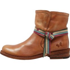 Felmini GREDO Botki kowbojki i motocyklowe cognac. Brązowe botki damskie marki Felmini, ze skóry, eleganckie, bez obcasa, na obcasie, z paskami. Za 549,00 zł.