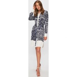 Tommy Hilfiger - Sukienka. Sukienki damskie TOMMY HILFIGER, na co dzień, bez wzorów, z wiskozy, casualowe, bez kołnierzyka, z długim rękawem, długie, maxi, proste. W wyprzedaży za 759,90 zł.