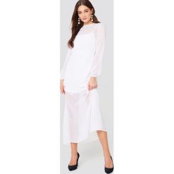 NA-KD Boho Szyfonowa sukienka maxi w kropki - White. Białe sukienki damskie marki NA-KD Boho, bez wzorów, z szyfonu, boho, z okrągłym kołnierzem, z długim rękawem, długie, mini. W wyprzedaży za 81,18 zł.