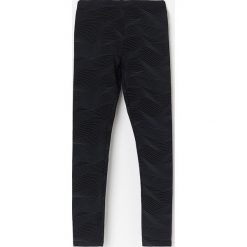 Miękkie legginsy z brokatowym połyskiem - Czarny. Czarne legginsy damskie Reserved, bez wzorów. Za 24,99 zł.