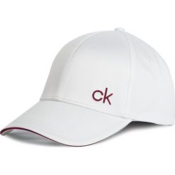 Czapka z daszkiem CALVIN KLEIN - Satin Piping Cap K60K605166 107. Białe czapki damskie Calvin Klein, bez wzorów, z elastanu. W wyprzedaży za 169,00 zł.