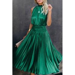 Sukienka NAZARA GREEN. Zielone sukienki damskie IVET, bez wzorów, z materiału, eleganckie, bez kołnierzyka, bez rękawów, długie, plisowane. W wyprzedaży za 79,00 zł.