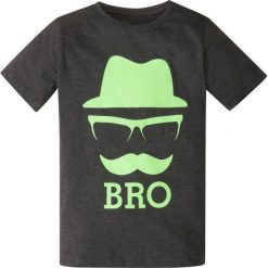 T-shirt z modnym nadrukiem bonprix czarny z nadrukiem. Czarne t-shirty chłopięce bonprix, z nadrukiem, bez rękawów. Za 24,99 zł.