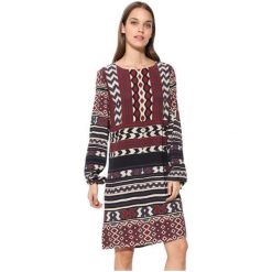 Desigual Kobiety ubierają Vest Marfil 17WWVW77 1003 (rozmiar 36). Spódniczki damskie Desigual, bez wzorów, z materiału. W wyprzedaży za 223,00 zł.