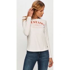 Mustang - Longsleeve. Białe bluzki damskie Mustang, s, z nadrukiem, z bawełny, casualowe, z okrągłym kołnierzem, z długim rękawem. Za 99,90 zł.