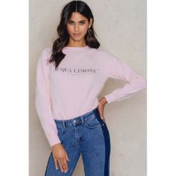 Acqua Limone Bluza Classic Collage - Pink. Różowe bluzy damskie Acqua Limone, z nadrukiem, z dżerseju, bez rękawów, bez kaptura. Za 364,95 zł.