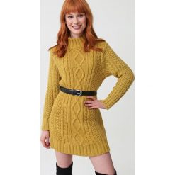 Żółta Sukienka Bowman. Żółte sukienki damskie Born2be, uniwersalny, w paski, z dzianiny, z golfem, bez rękawów, mini. Za 109,99 zł.