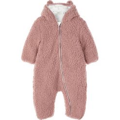 Pajacyk "Mauv" w kolorze jasnoróżowym. Różowe body niemowlęce name it girls, bez wzorów. W wyprzedaży za 95,95 zł.