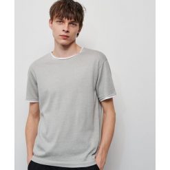 T-shirt z podwójnym brzegiem - Jasny szary. Szare t-shirty męskie Reserved, xl, bez wzorów, z podwójnym kołnierzykiem. W wyprzedaży za 29,99 zł.